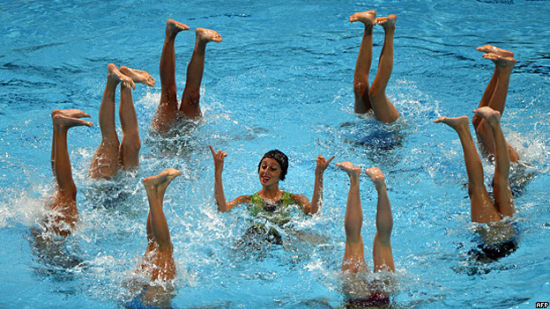 Italy's swimmers with their feet above water
