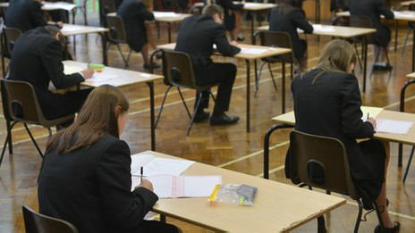 英考试局警告老师勿施计帮学生应考_BBC