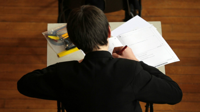 剑桥致信要求高中保留AS-level考试_BBC