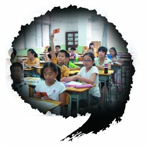  为了提高学习成绩，广州很多小学生参加课外辅导。