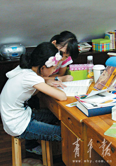 在休息时间，孩子们大多爱读课外书。