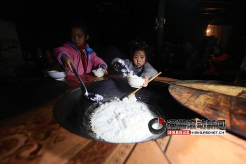 (孩子们虽然年纪尚小，但是生活能够自理，娇气任性的影子已经远远离他们而去。图/潇湘晨报滚动新闻记者马青)