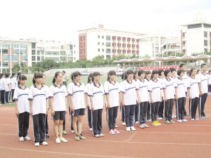  8月24日，双十中学高二的学生在参加军训。