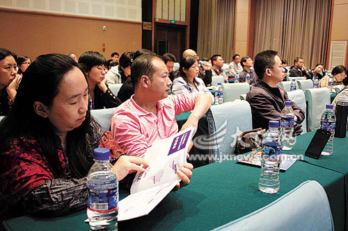 在一所高校的招生宣讲会上，江西家长聚精会神地研究该校2014年招生政策。