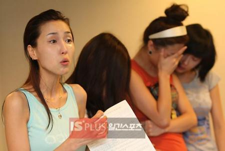 韩裸体新闻女主播誓讨公道：我们要战斗到底_影音娱乐_新浪网