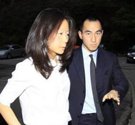 何猷龙及妻子现身