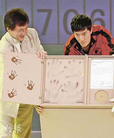 成龙愿为慈善脱衣 欲邀刘翔拍电影【图】