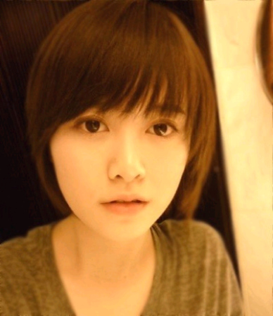 韩国演员具惠善出国不忘玩自拍