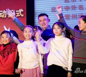 聂远携《革命人》亮相 与孩子唱响红色歌曲
