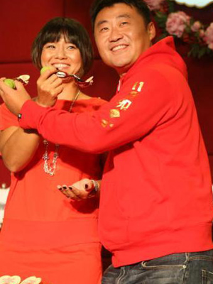 李娜携夫情侣装亮相 赛场巾帼红裙加身妩媚动人