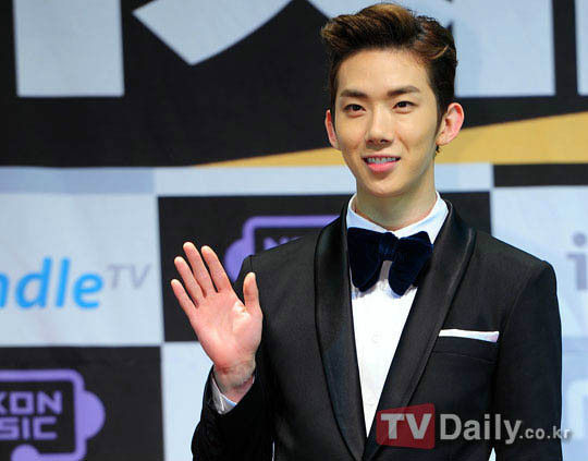 韩国男团2am成员赵权在所