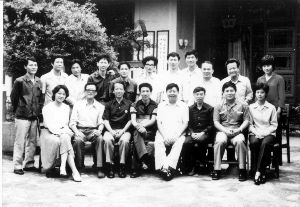 1983年,广州相声艺术学会成立,马季(一排右四)专程前来表示祝贺时留影。 策划:粤语相声创始人黄俊英播撒欢笑60年