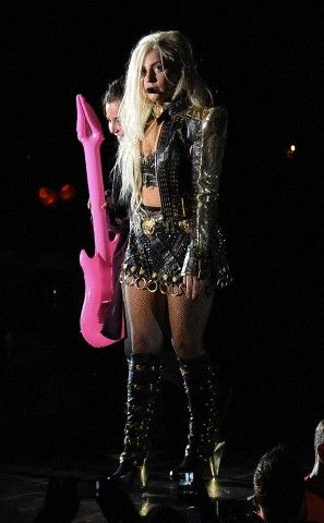 Gaga与粉红吉他造型