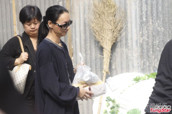港星惠天赐北京火化 惠英红洒泪送别(图)