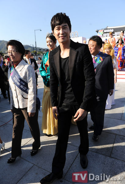 组图:姜至奂朴恩惠参加BEAUTY世博会活动|姜