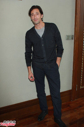 组图:阿德里安-布罗迪亮相 赞冯小刚专业