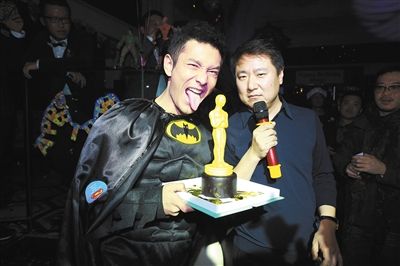 黄晓明生日宴变身蝙蝠侠 惊叹蜡像似兄弟