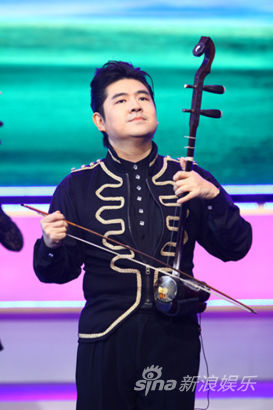 著名二胡演奏家陈军正在演奏《赛马新编》
