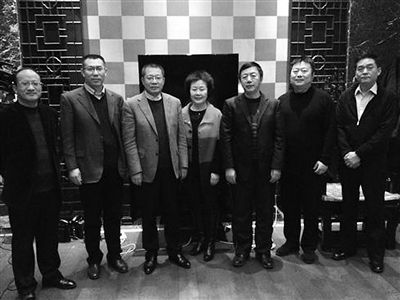 今年1月，“东方时空七君子”20年后重聚。左起：《金曲榜》（音乐电视）制片人王坚平、《生活空间》首任制片人梁晓涛、总制片人孙玉胜、编辑组制片人孙克文、童宁、《东方之子》首任制片人时间、《焦点时刻》首任制片人张海潮