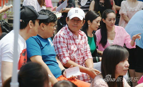 王志飞爱心关注聋哑儿童 弥补童年遗憾_王志飞