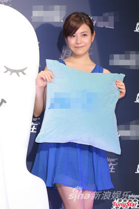 陈妍希蓝色裙装亮相为《不二》喊冤