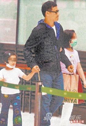 张学友(中)曾被拍到带大女儿张瑶华(右)和小女儿张瑶萱在东京逛街.