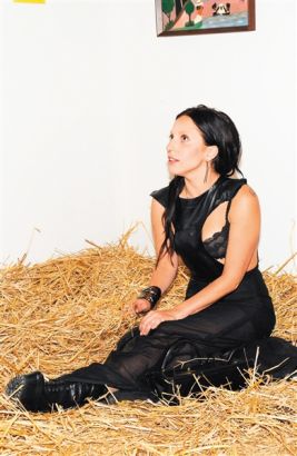 7月27日,纽约,LadyGaga穿鼻环坐稻草堆,玩行