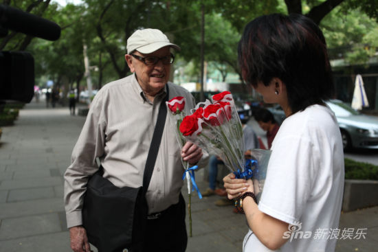 刘忻举办甜蜜七夕活动 现身街头送玫瑰