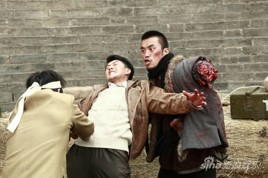 《谁是真英雄》曝重口血腥剧照 武强断臂