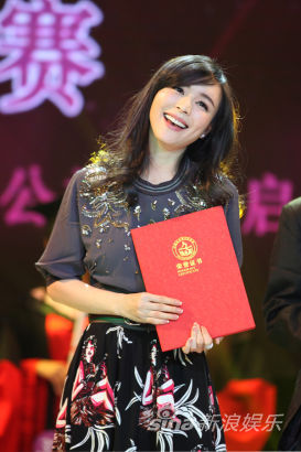 张静初出任大学生和平大使 传递正能量