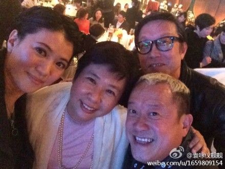 袁咏仪变集邮女星 出席颁奖礼频合影(图)