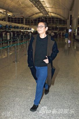 何超琼与同性密友俞琤赴法 前后脚抵机场