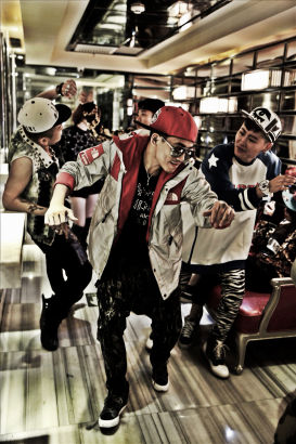 苏醒自导自演『星座女郎』MV狂欢派对 - 娱乐