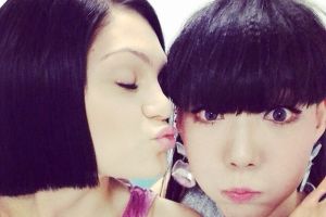 JessieJ吴莫愁台下玩亲亲大秀“恩爱”