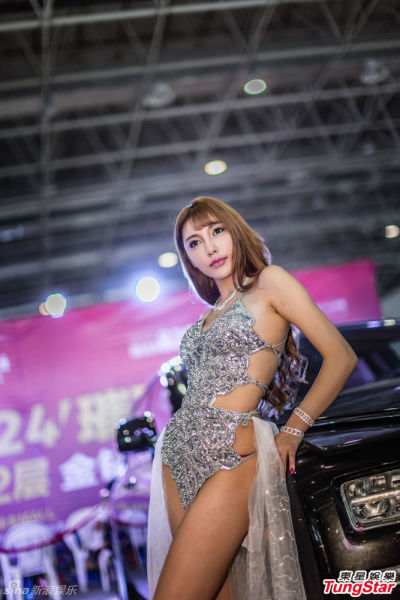 炫富车模愿为吴亦凡赎身 曾用钞票铺床