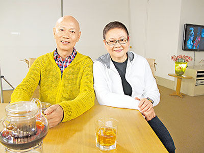 图：罗家英(左)剖白十年内两度割除肝肿瘤的心情。