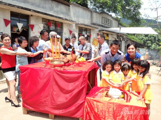 《五个小孩》探班 杨千嬅与孩子吃雪糕