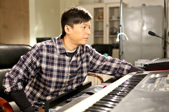 《别逼我》朱雨辰变身音乐才子曝剧照|朱雨辰