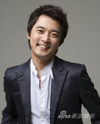 新浪娱乐讯 1月12日,据韩国媒体爆料,韩国男演员安在旭正与比自己