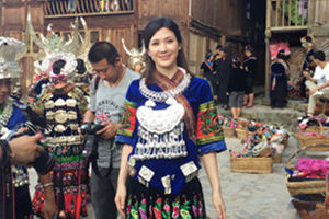 童蕾云南公益之行 送物资探访希望小学