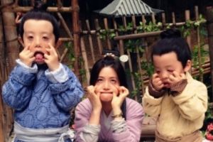 陈妍希扮鬼脸卖萌自黑：这样不用P图了