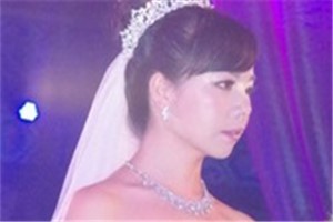 王二妮婚礼抛花球 伴娘团姐妹抢得桃花运