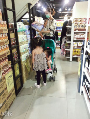 赵颂茹与两女在超市购物，两女都非常乖，没有顽皮要妈妈买东西。