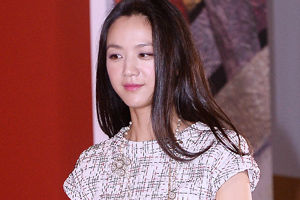 汤唯韩国见面会人气高 称遇金泰勇幸运