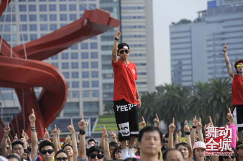 舞动全城收官易建联助阵 苏醒跳广场舞