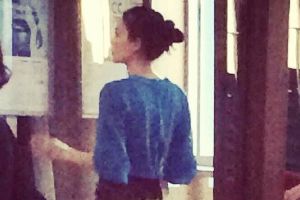 网曝王菲学肚皮舞照 神情专注身形削瘦