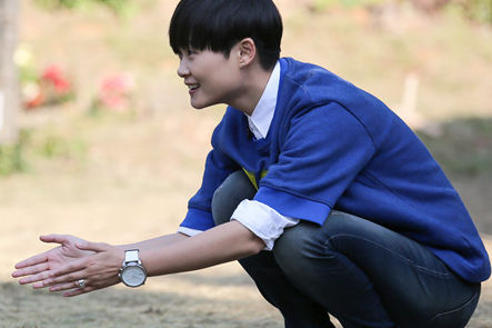 《奇妙》李宇春素颜买咖啡 被识破装傻