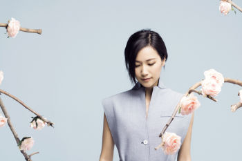 徐静蕾新片不玩深沉 登杂志封面俏皮靓丽