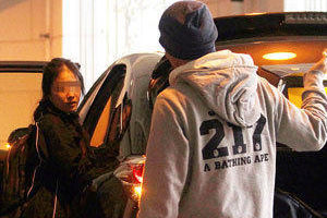 张学友女儿就读贵族学校 亲自搬行李