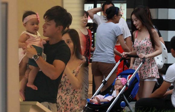 ��С�����ЯŮ�����Χ�� �������������